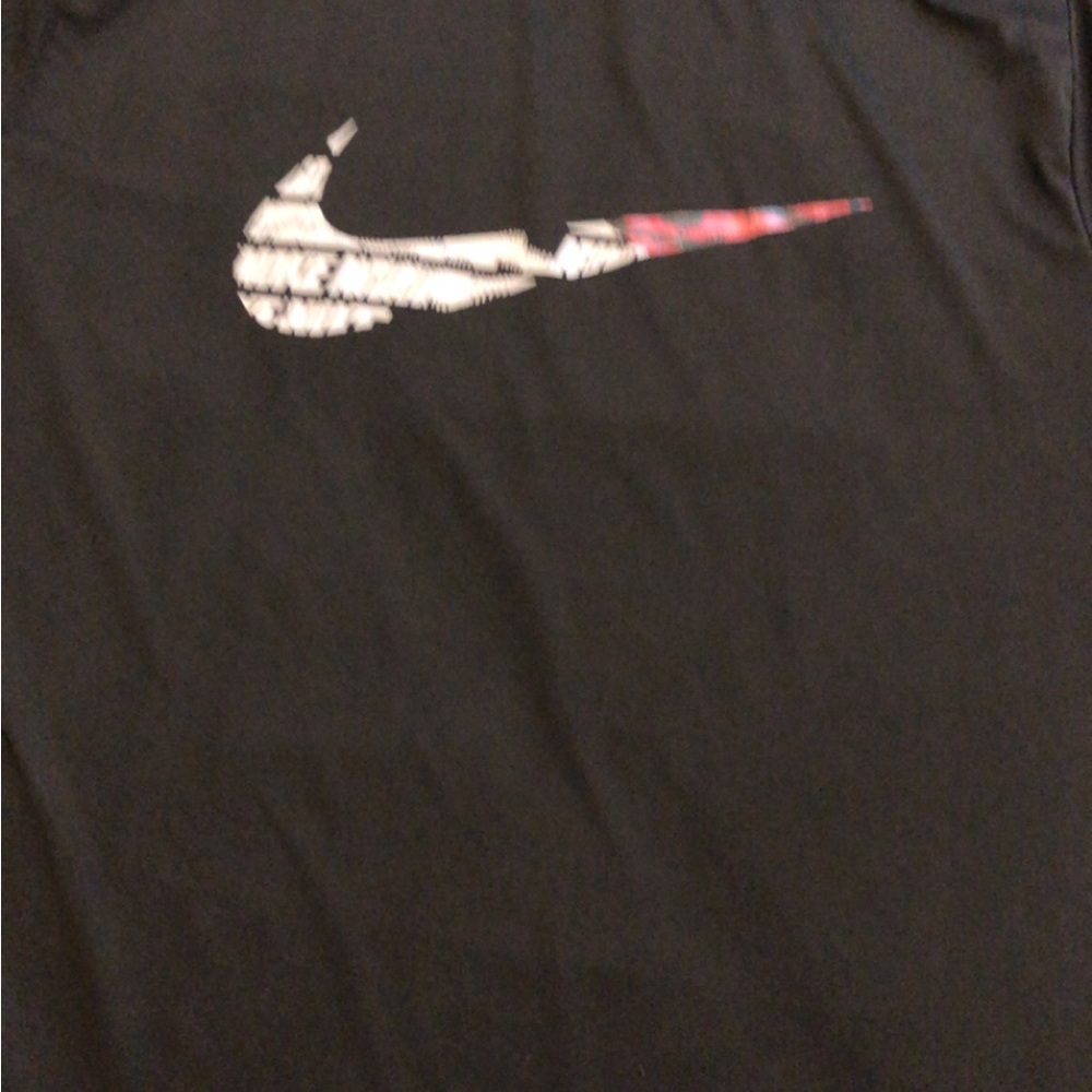 I’m selling Nike tee Fri-fit size L color black